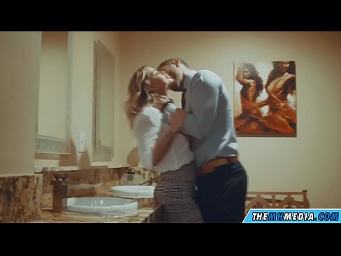 ❤️ Kui rinnakas blondiin võrgutab sind avalikus tualettruumis Koduporno at us ❌️
